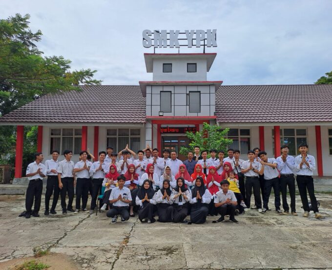 FOTO BERSAMA GURU DAN MURID SMKS YPK BANJARBARU